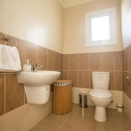 Villa Dafnis Sunshine - Modern 3 Bedroom With Pool - Close To Fig Tree Bay